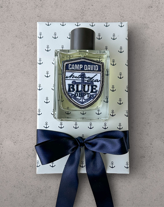 Parfum liegt auf Geschenkverpackung