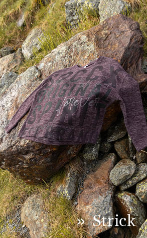 Strickshirt liegend auf einem Stein