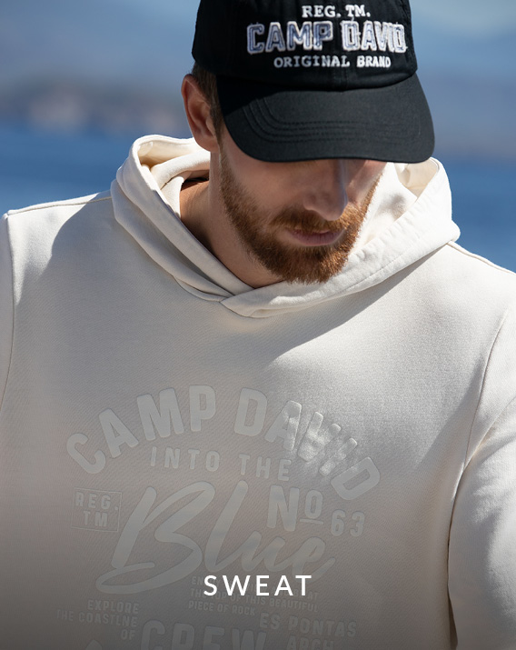 Ein Mann der ein sand farbendes Sweatshirt trägt