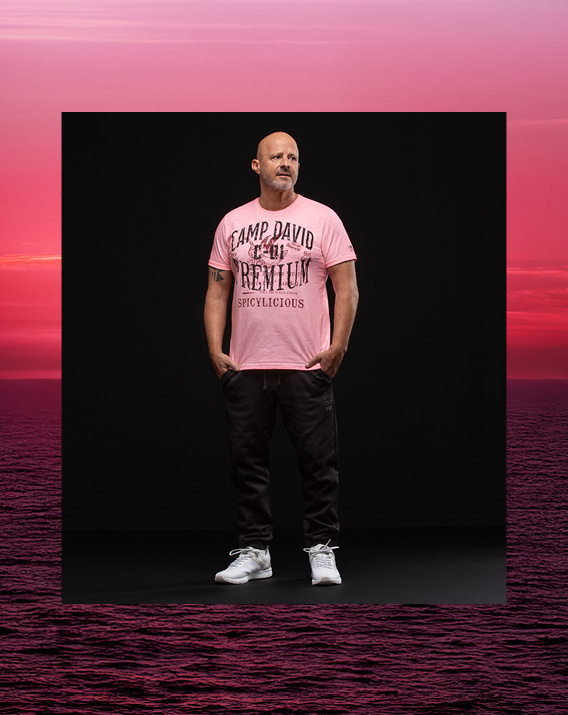 Detlef vor rosafarbenen Sonnenuntergang mit rosafarbenen T-Shirt
