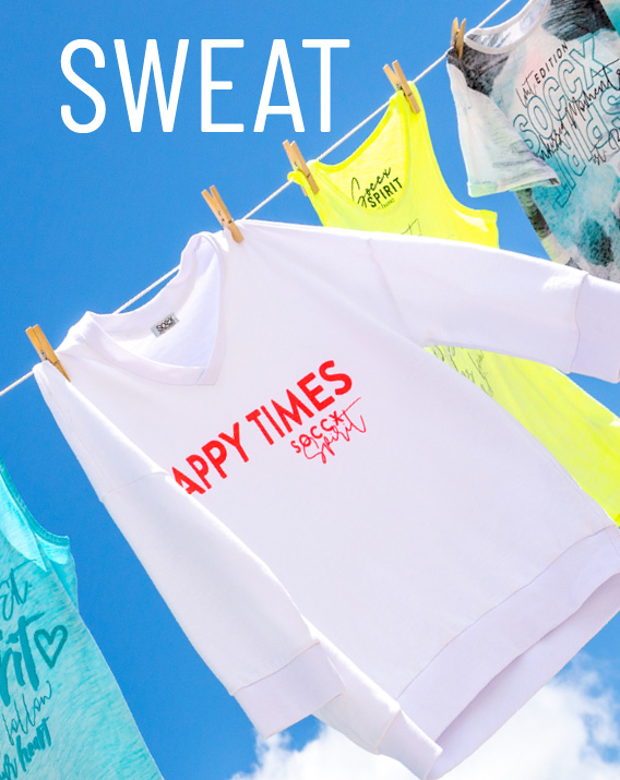 weißes Sweatshirt mit rotem Print hängend an Wäscheleine